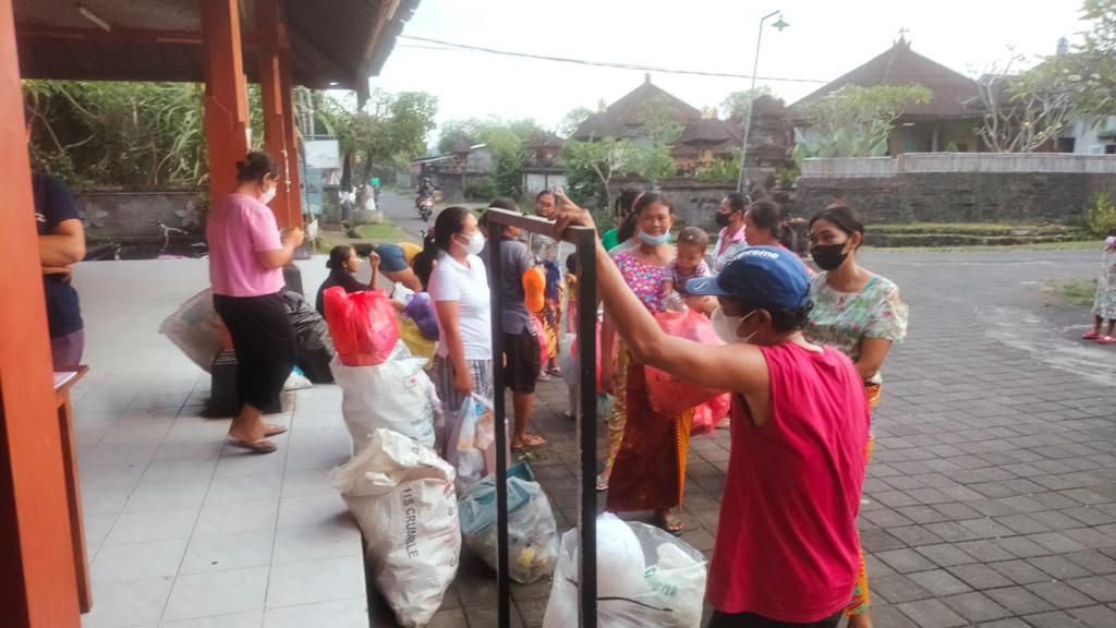 Kegiatan Bank Sampah di Desa Abiantuwung